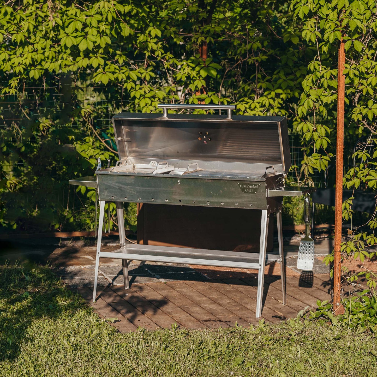 Stainless steel shelf and airflow vents on GrillSymbol Chef XL Silver