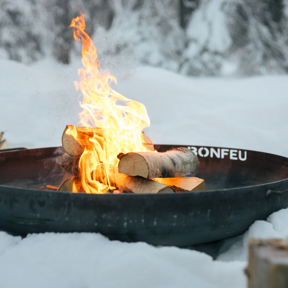 Suggestion


Fire pit with flames burning in the snow, featuring the brand 'Brofeu'.
