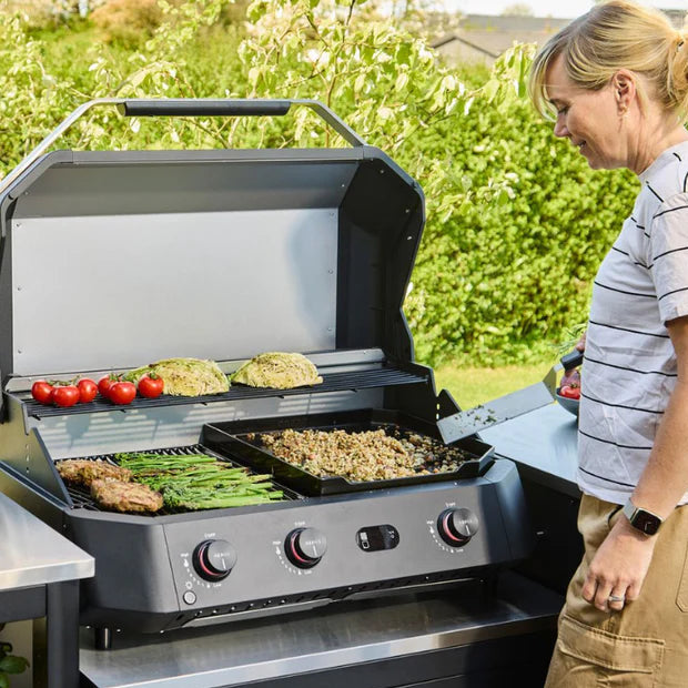 High heat outdoor grill and plancha Cozze G-800 cookking in UK garden 