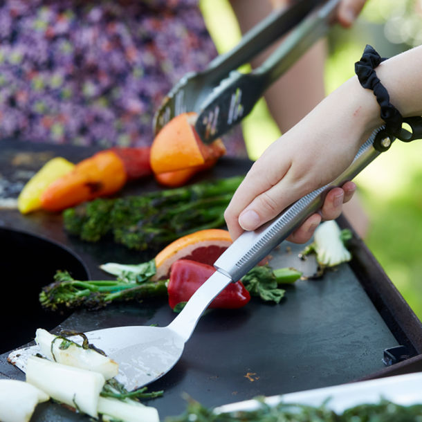 Outdoor cooking plancha spatula with silicone hook