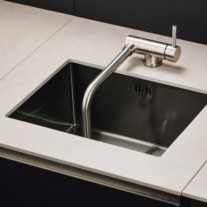 Fontana Ignes IGN-Aqua integrated into a luxury modular outdoor kitchen